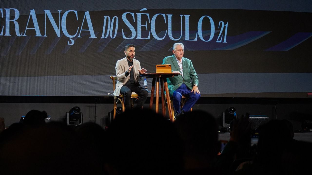 John Maxwell no palco do Hípica Hall em 2024